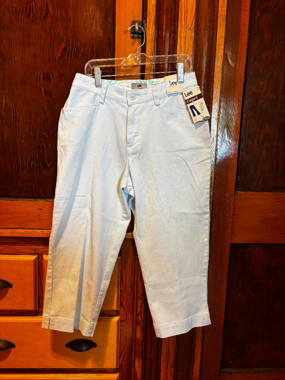Lee Stretch Mid Rise Mid Length Iced Blue Capri Pants Size 4M NWT